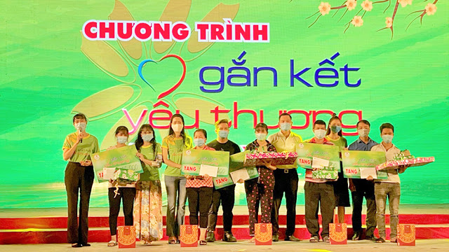 NSƯT Trịnh Kim Chi cùng nghệ sĩ, nhà tài trợ tặng quà cho các em có hoàn cảnh khó khăn